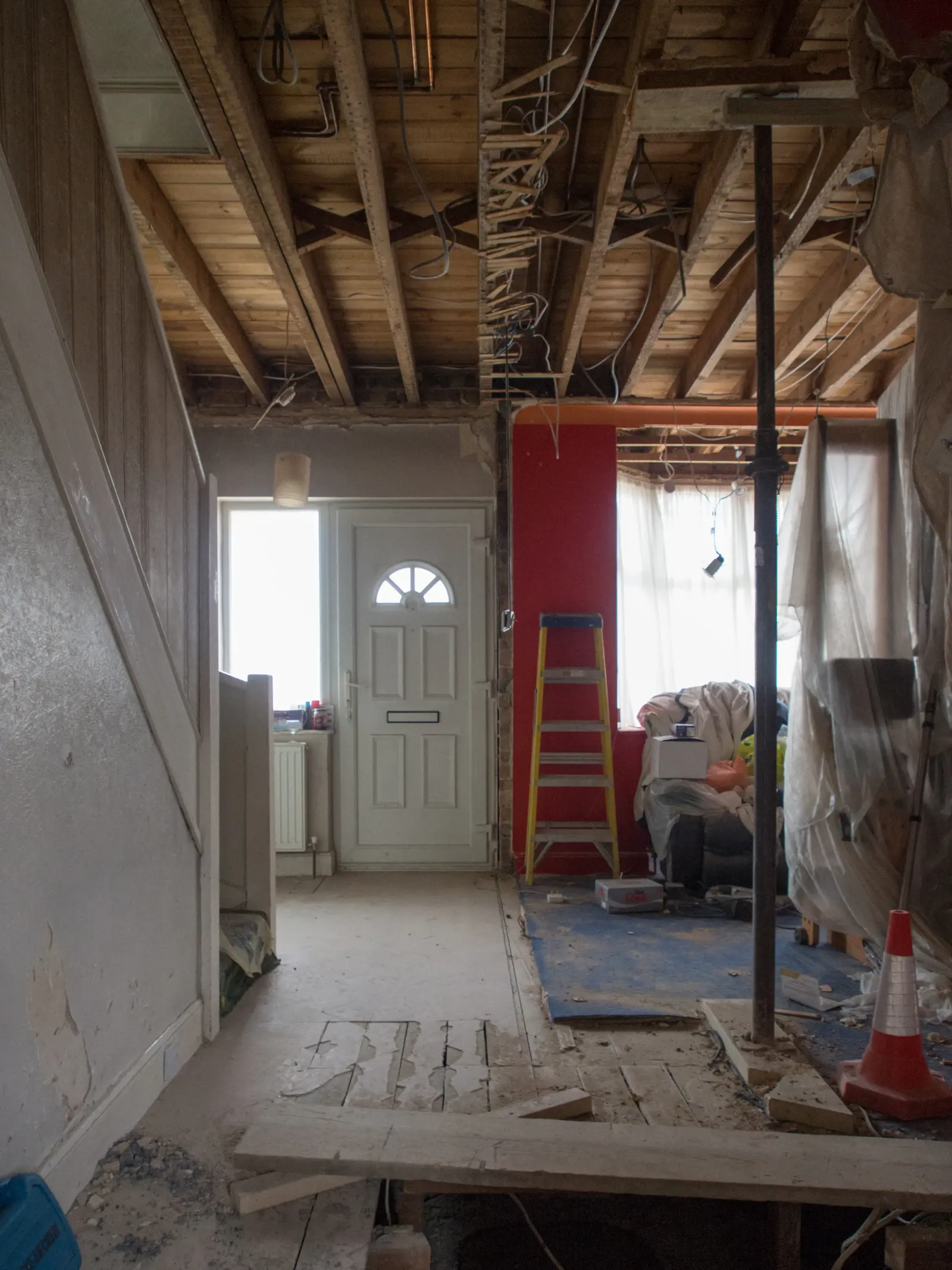 Salon avant rénovation — faux plafond et parquet abîmé